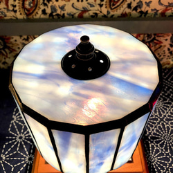 ステンドグラスランプ（ライトブルーonホワイト  イリデセント）円柱型 7枚目の画像