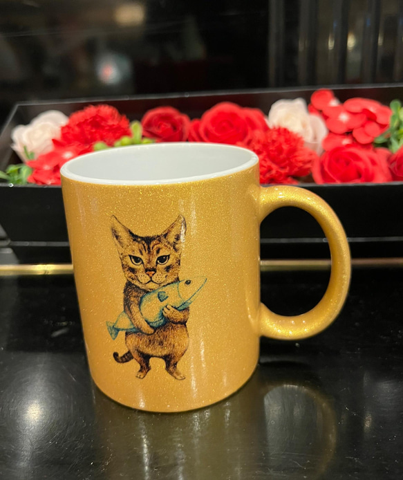 猫マグカップ　食いしん坊のゾロ君　ゴールド 2枚目の画像