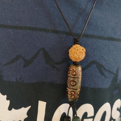 天珠ビーズ（レプリカ）と金剛菩提樹のネックレス 2枚目の画像