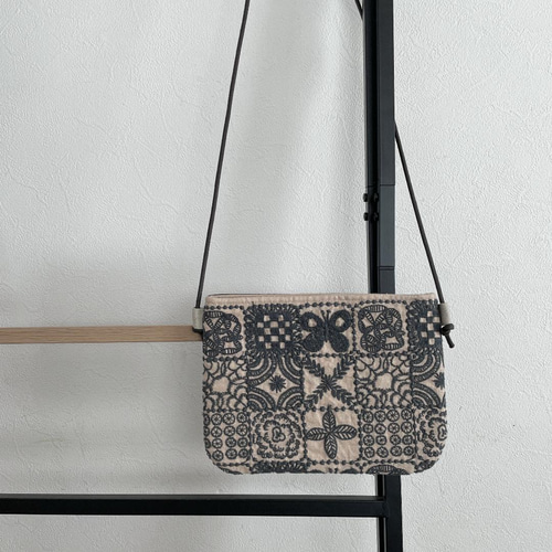 ⚮̈ミナペルホネン Lulu black ドラポケショルダー ポシェット mina