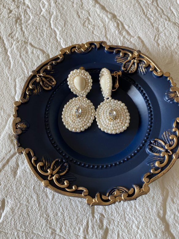 ビーズ刺繍⭐︎上品大ぶりイヤリング 4枚目の画像