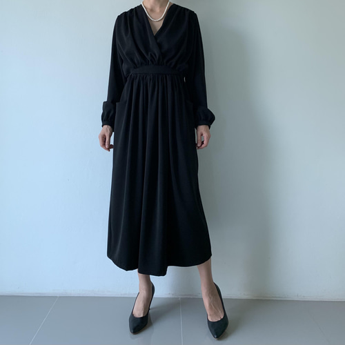 女性らしさを纏う。ギャザーたっぷりの大人の一枚。カシュクール風