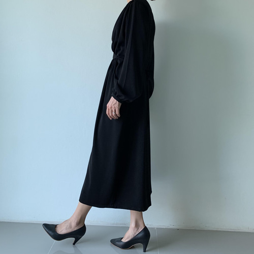 女性らしさを纏う。ギャザーたっぷりの大人の一枚。カシュクール風