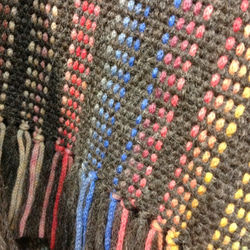 手織り  ステッチ模様の大判ストール  茶×マルチ2021(送料無料) 2枚目の画像