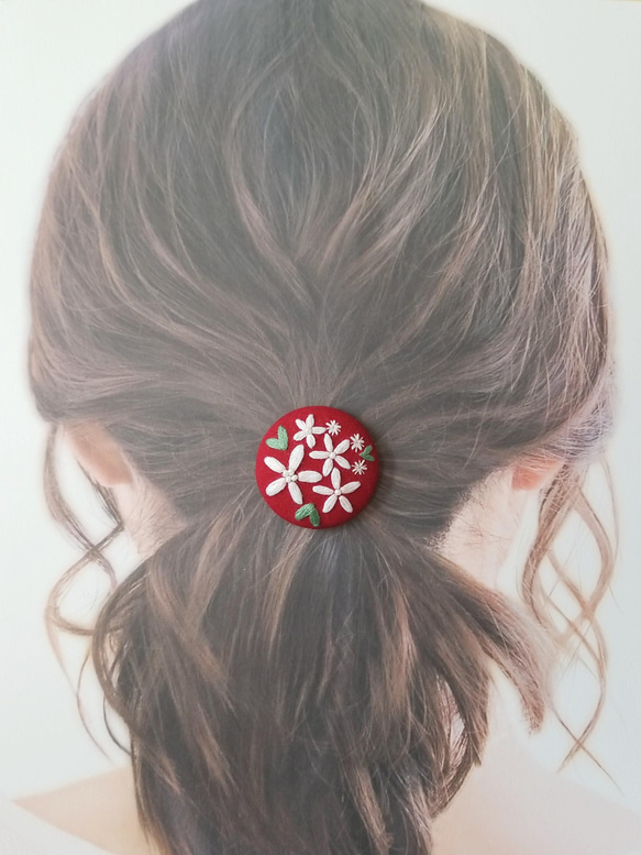 手刺繍ブローチ・ヘアゴム《白い花とハート葉》×赤  くるみボタン 6枚目の画像