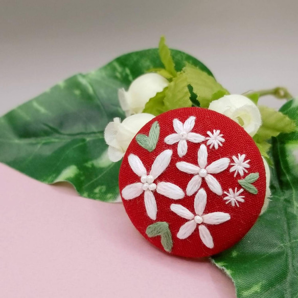 手刺繍ブローチ・ヘアゴム《白い花とハート葉》×赤  くるみボタン 3枚目の画像