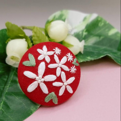手刺繍ブローチ・ヘアゴム《白い花とハート葉》×赤  くるみボタン 1枚目の画像