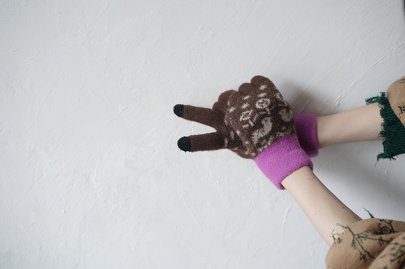 スマホ対応 手袋と靴下3足 セット 防寒 モヘアタッチのふわふわの肌触り タッチパネル対応  洗濯可能 小鳥 花柄 東欧 5枚目の画像