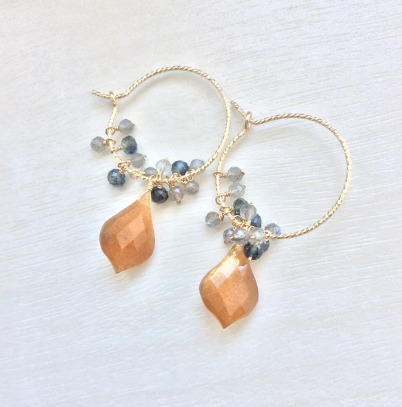 14kgf ゴールドシラームーンストーンのフープピアス 1枚目の画像