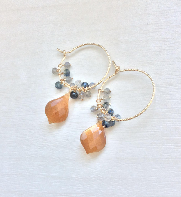 14kgf ゴールドシラームーンストーンのフープピアス 4枚目の画像