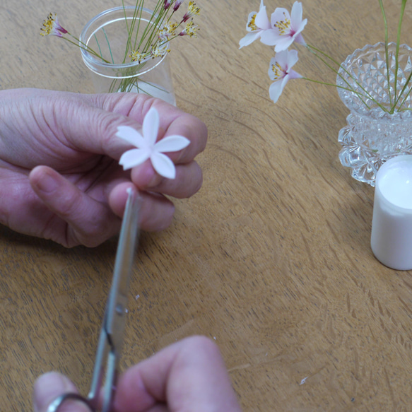 【バラの花かごブローチ】樹脂粘土 8枚目の画像