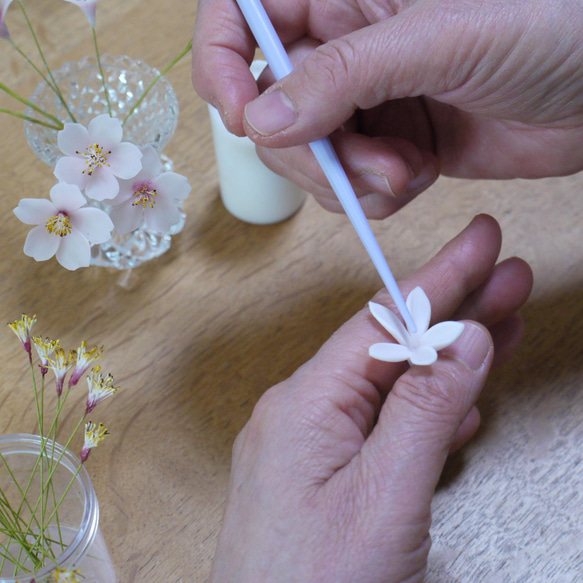 【バラの花かごブローチ】樹脂粘土 7枚目の画像