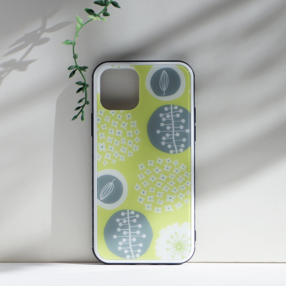 iPhone17対応 強化ガラスケース 北欧 スマホケース 9H強化ガラス  花柄 【お花畑でロンド・イエロー】 1枚目の画像