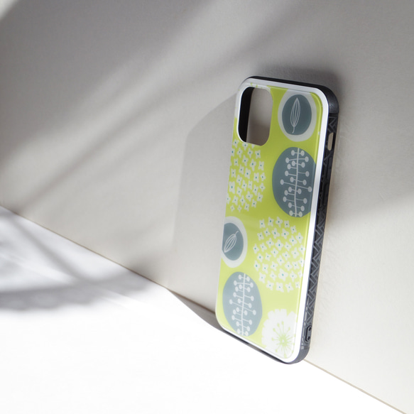 iPhone17対応 強化ガラスケース 北欧 スマホケース 9H強化ガラス  花柄 【お花畑でロンド・イエロー】 3枚目の画像