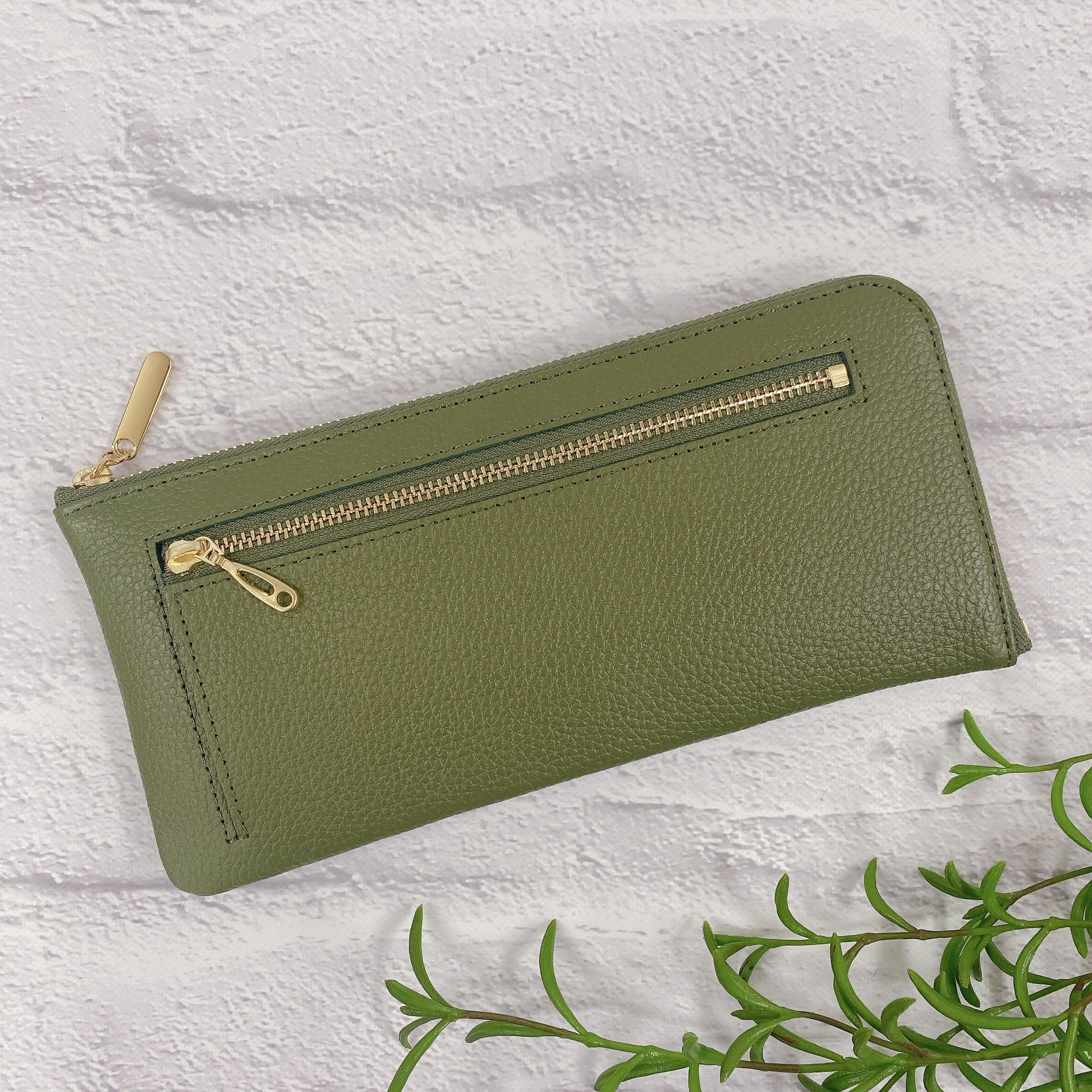 薄くて軽いL字長財布 24枚カードポケット  牛革シュリンク  オリーブグリーン