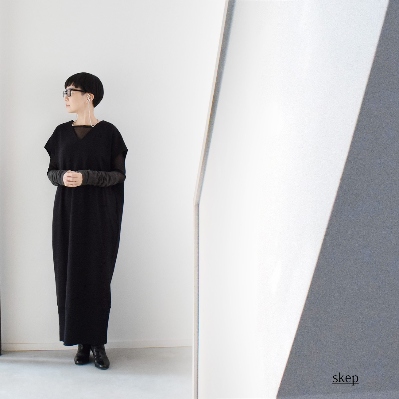 ポンチ素材の裾リブ切替ロングワンピース：黒（Vネック/フレンチスリーブ）［OP63HSBK］