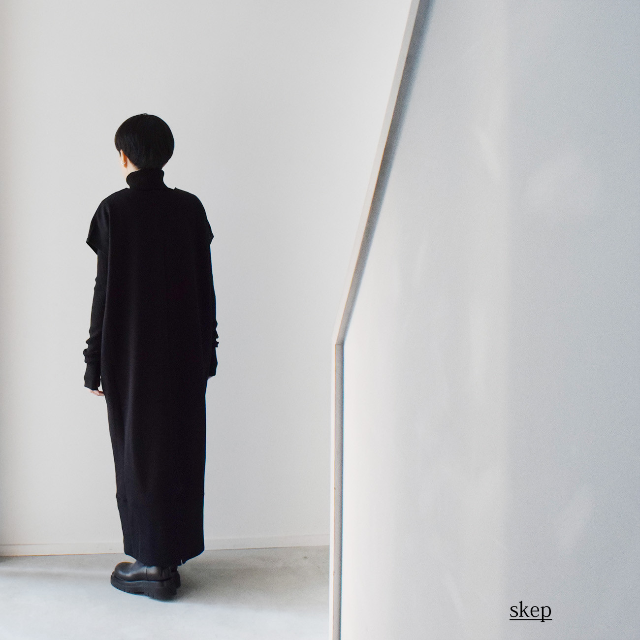 ポンチ素材の裾リブ切替ロングワンピース：黒（Vネック/フレンチスリーブ）［OP63HSBK］