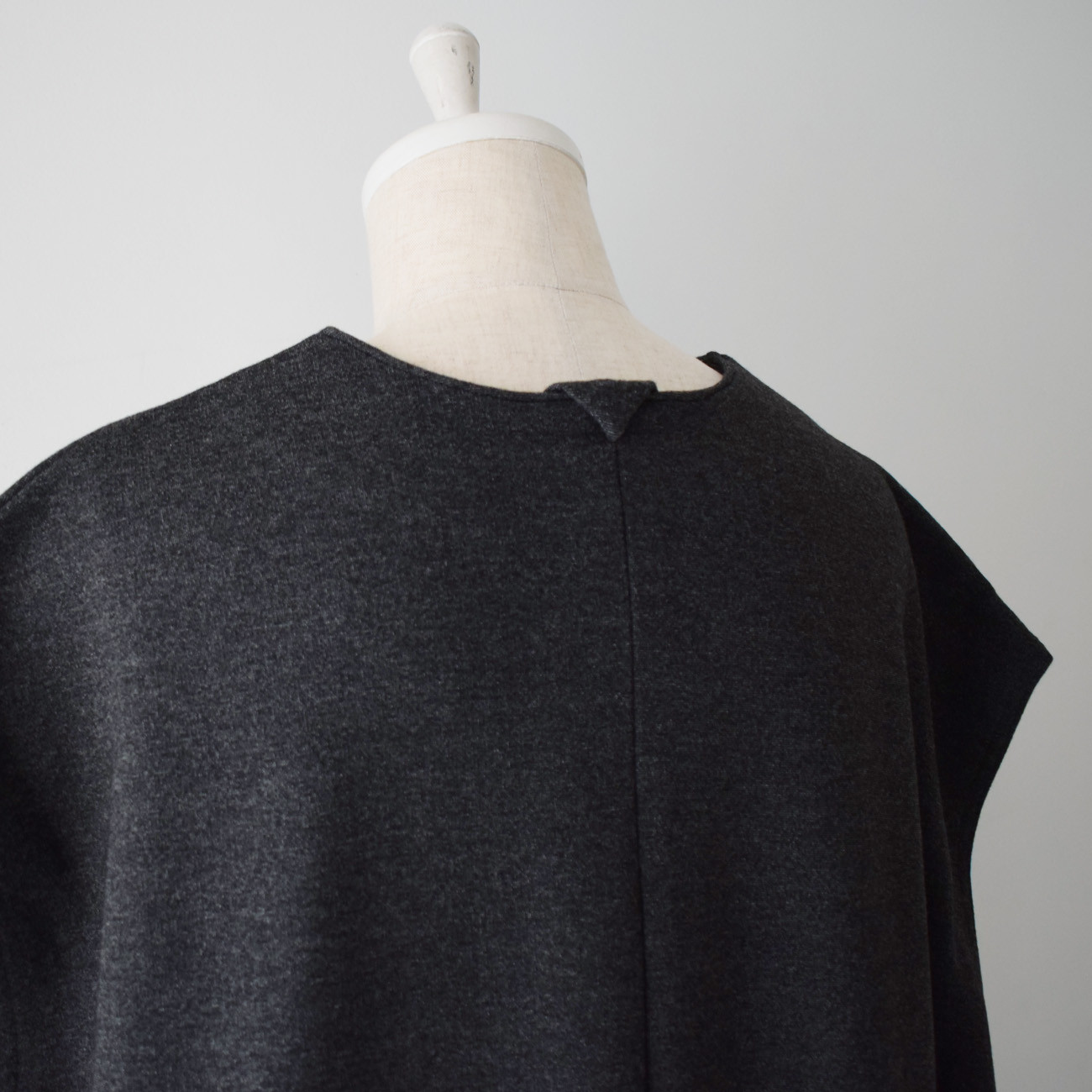 ポンチ素材の裾リブ切替ロングワンピース：黒（Vネック/フレンチスリーブ）［OP63HSBK］