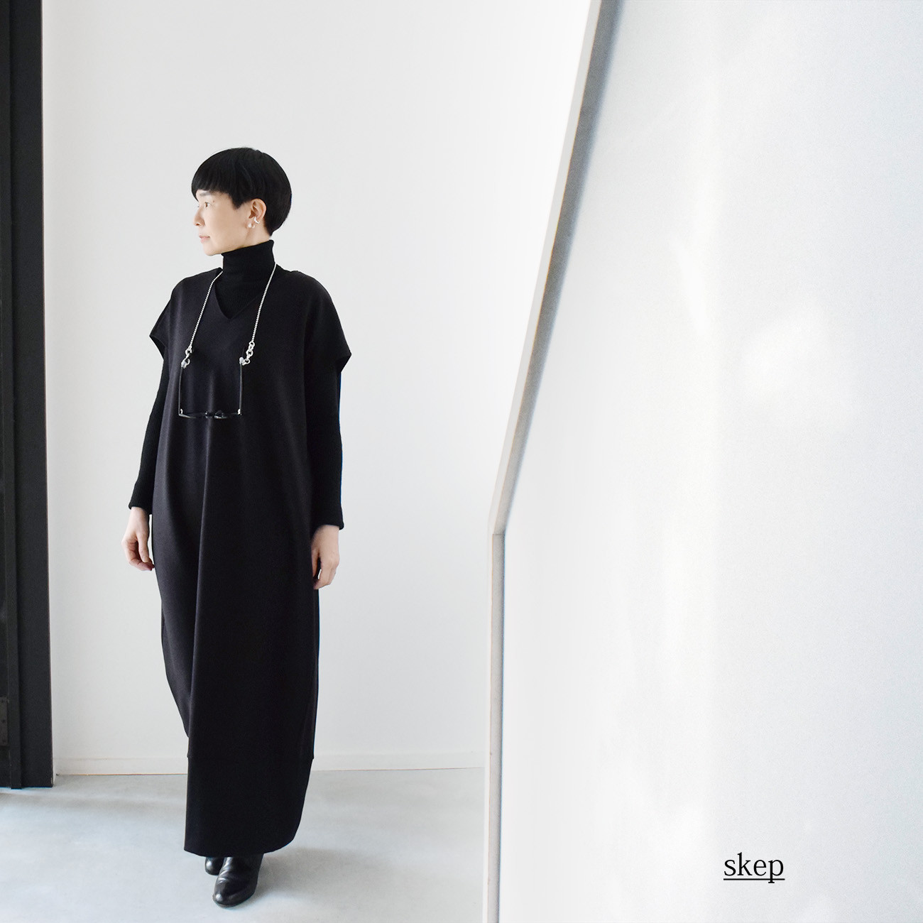 ポンチ素材の裾リブ切替ロングワンピース：黒（Vネック/フレンチスリーブ）［OP63HSBK］