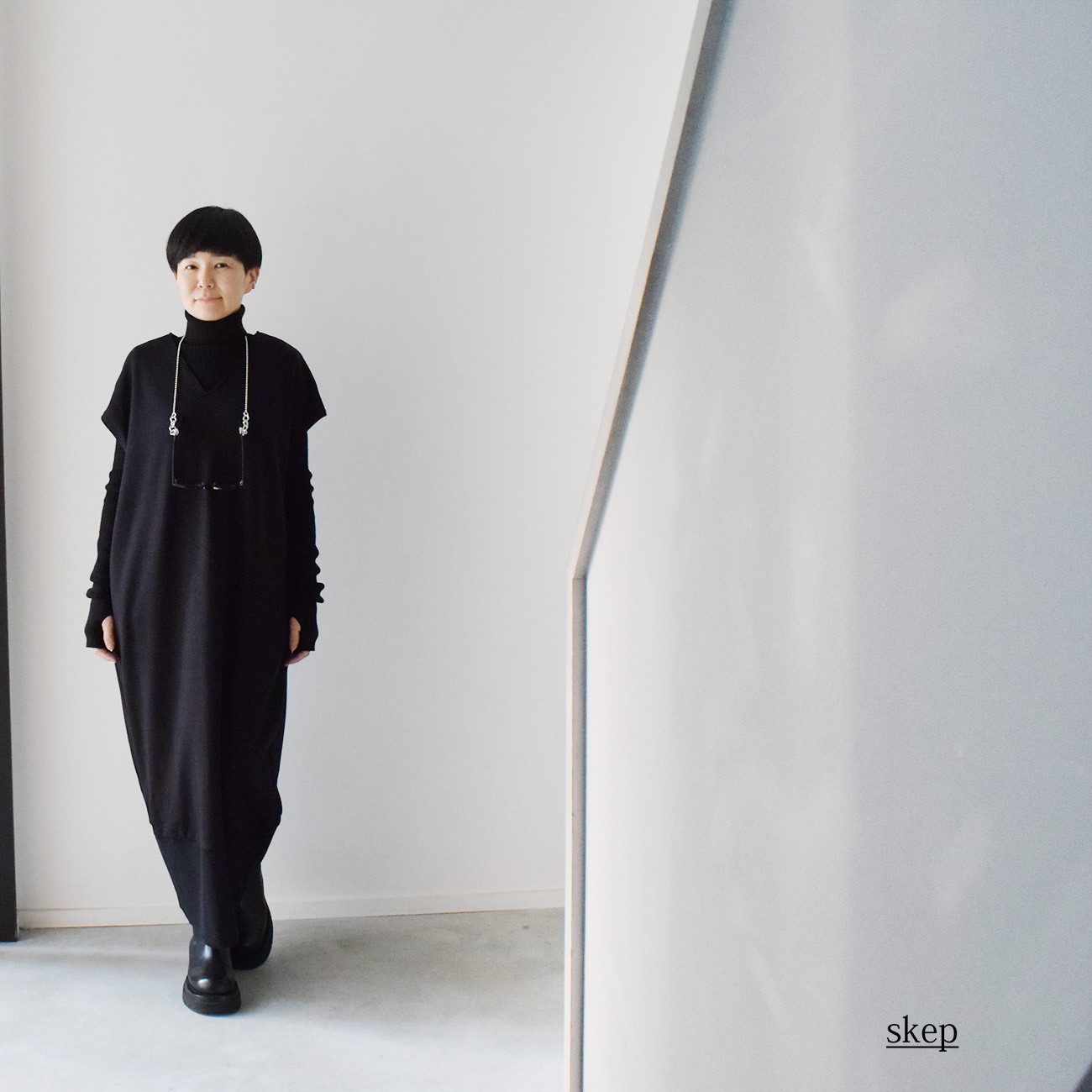 ポンチ素材の裾リブ切替ロングワンピース：黒（Vネック/フレンチスリーブ）［OP63HSBK］