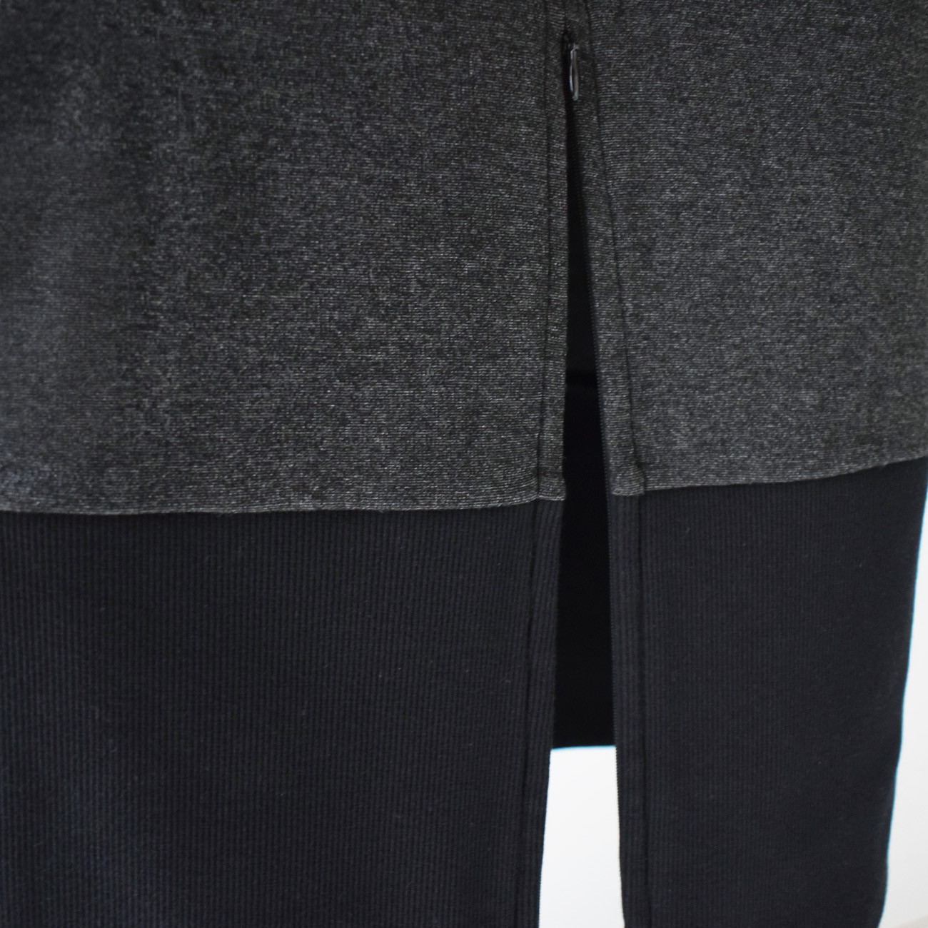 ポンチ素材の裾リブ切替ロングワンピース：黒（Vネック/フレンチスリーブ）［OP63HSBK］