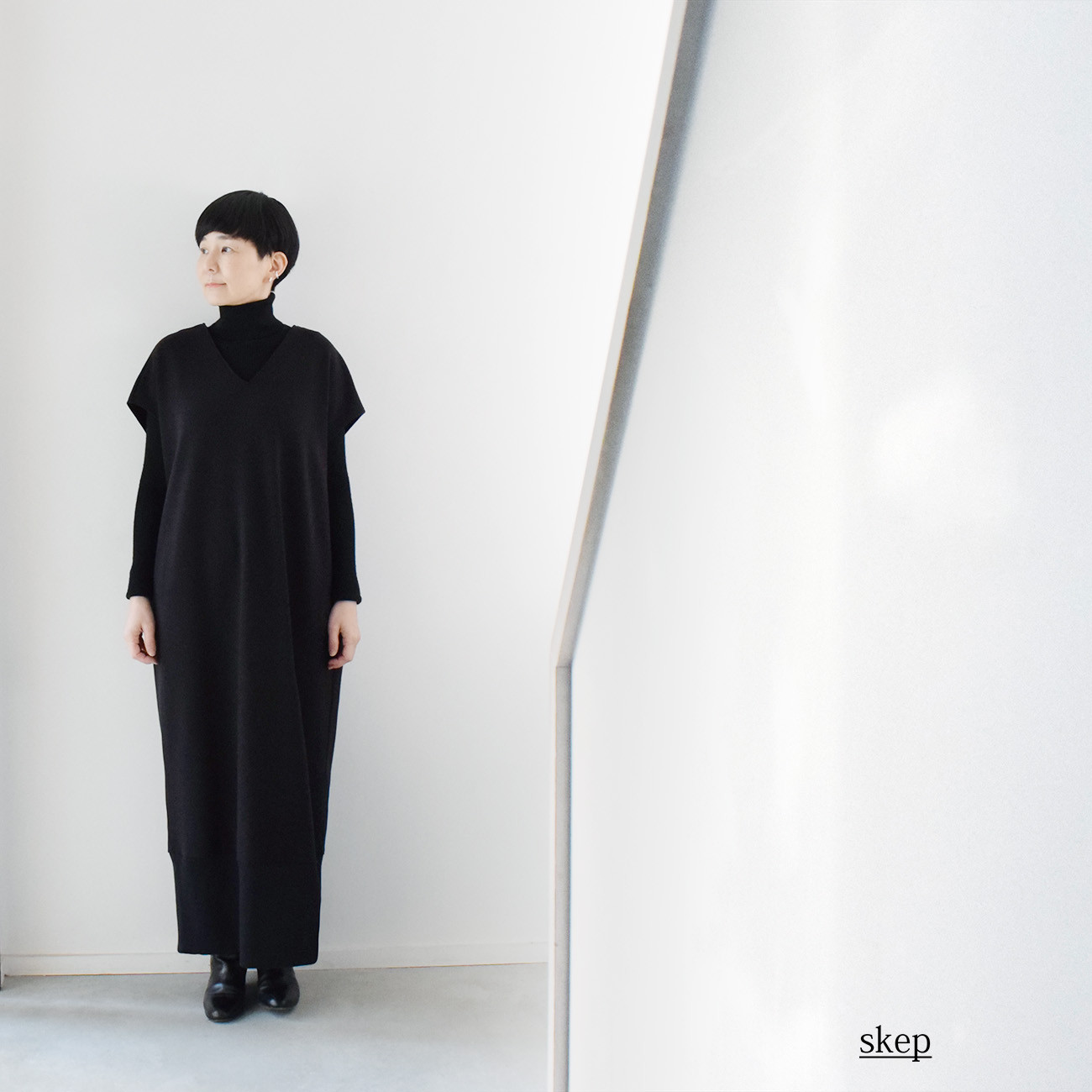 ポンチ素材の裾リブ切替ロングワンピース：黒（Vネック/フレンチスリーブ）［OP63HSBK］