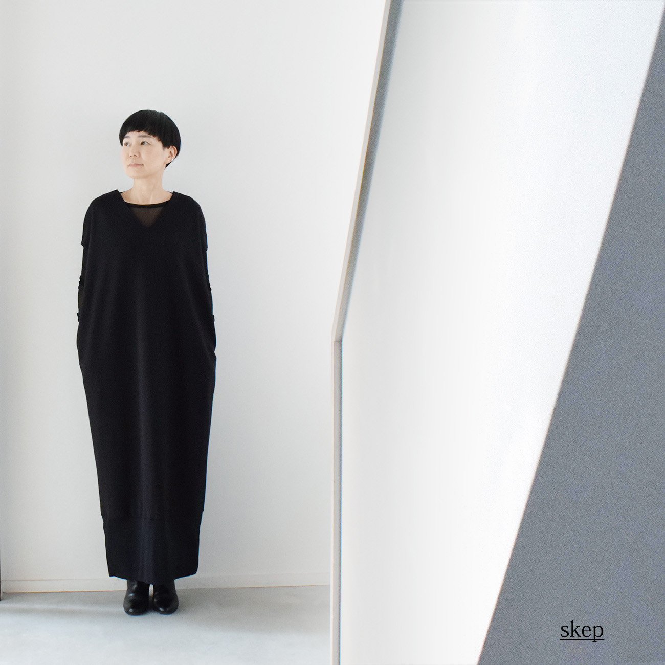 ポンチ素材の裾リブ切替ロングワンピース：黒（Vネック/フレンチスリーブ）［OP63HSBK］