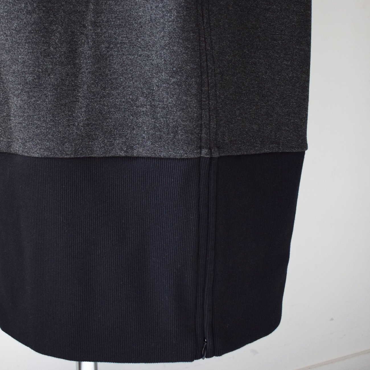 ポンチ素材の裾リブ切替ロングワンピース：黒（Vネック/フレンチスリーブ）［OP63HSBK］