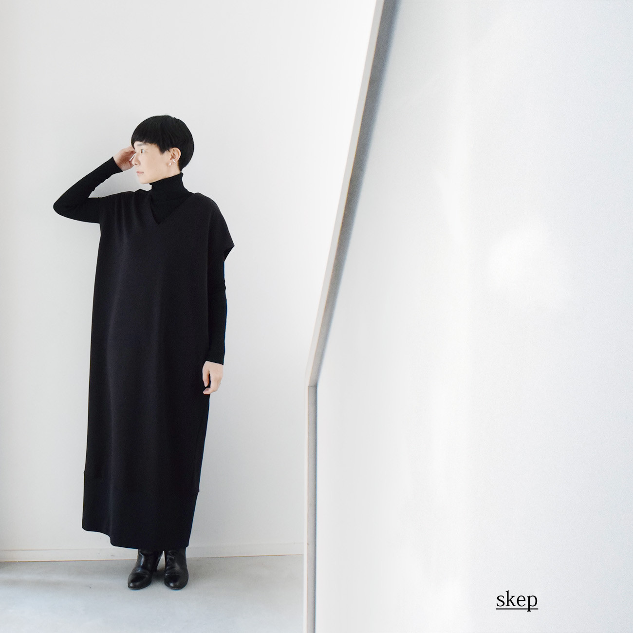 ポンチ素材の裾リブ切替ロングワンピース：黒（Vネック/フレンチスリーブ）［OP63HSBK］