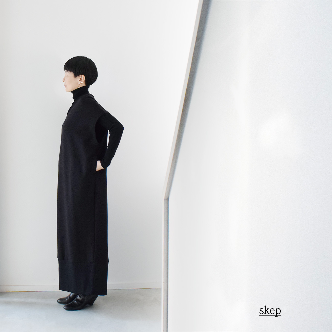 ポンチ素材の裾リブ切替ロングワンピース：黒（Vネック/フレンチスリーブ）［OP63HSBK］