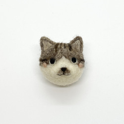 羊毛フェルトのブローチ　サバトラ猫の花さん 1枚目の画像