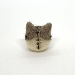 羊毛フェルトのブローチ　サバトラ猫の花さん 2枚目の画像