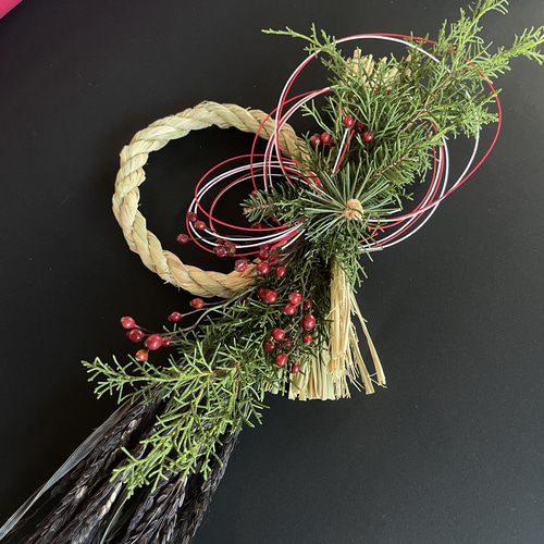 新年を迎える針葉樹が香る注連縄 新年を迎える針葉樹が香る注連縄