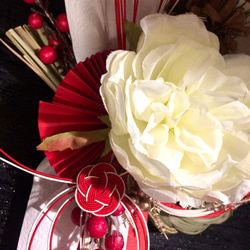 大輪ダリアと紅白水引が印象的で伝統的なしめ縄飾り＊２０２４新春 3枚目の画像