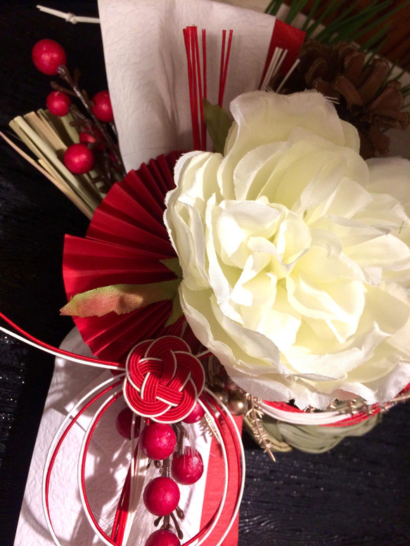 大輪ダリアと紅白水引が印象的で伝統的なしめ縄飾り＊２０２４新春 3枚目の画像