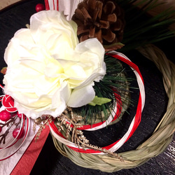 大輪ダリアと紅白水引が印象的で伝統的なしめ縄飾り＊２０２４新春 4枚目の画像
