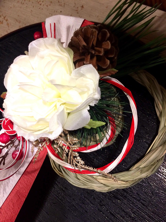大輪ダリアと紅白水引が印象的で伝統的なしめ縄飾り＊２０２４新春 4枚目の画像