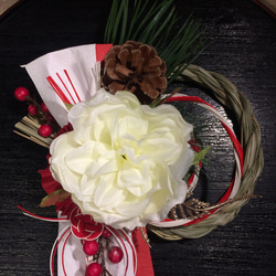 大輪ダリアと紅白水引が印象的で伝統的なしめ縄飾り＊２０２４新春 5枚目の画像