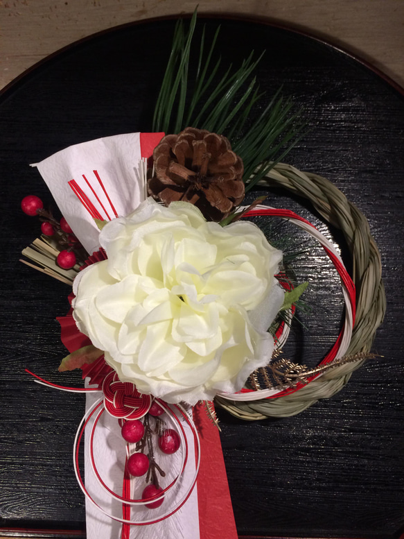 大輪ダリアと紅白水引が印象的で伝統的なしめ縄飾り＊２０２４新春 5枚目の画像