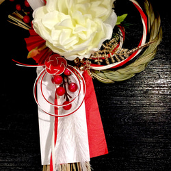大輪ダリアと紅白水引が印象的で伝統的なしめ縄飾り＊２０２４新春 2枚目の画像