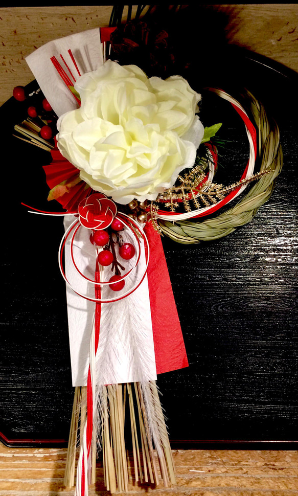 大輪ダリアと紅白水引が印象的で伝統的なしめ縄飾り＊２０２４新春 2枚目の画像