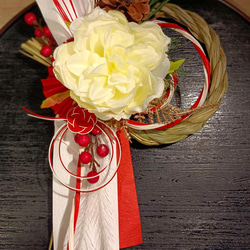大輪ダリアと紅白水引が印象的で伝統的なしめ縄飾り＊２０２４新春 1枚目の画像