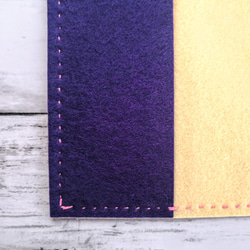ほっこりかわいい手刺繍のブックカバー　手帳カバー　フエルト　クリーム色と紫　 4枚目の画像