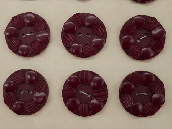 フランスアンティークプラスチックボタン（フラワーシェイプボルドーLL） 2個セット 3枚目の画像