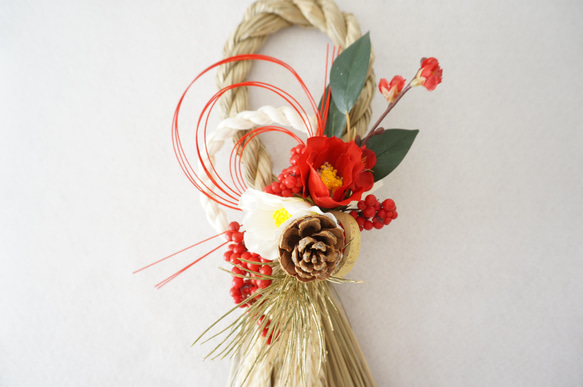 【Creema限定・最後の１点】古風な紅白椿のお正月飾り〜ドアリースタイプ〜 2枚目の画像