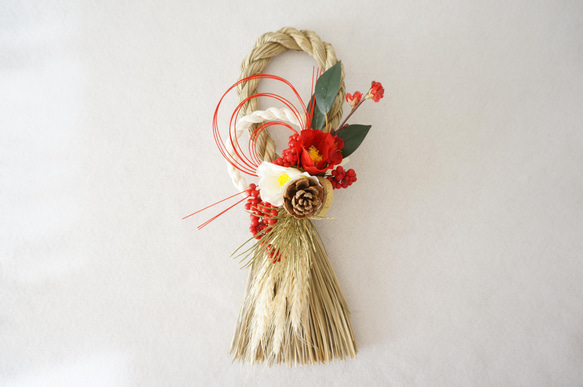 【Creema限定・最後の１点】古風な紅白椿のお正月飾り〜ドアリースタイプ〜 1枚目の画像