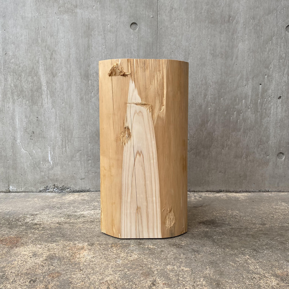 ヒノキの切り株の置物 (４面カット太鼓挽き) スツール 丸太椅子  オブジェ フラワーディスプレイ サイドテーブル 1枚目の画像