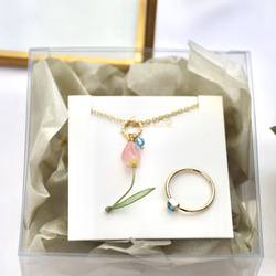 3月の誕生花×誕生石カラーネックレスとリングのセット（チューリップ、アクアマリンカラークリスタルガラス） 2枚目の画像