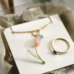 3月の誕生花×誕生石カラーネックレスとリングのセット（チューリップ、アクアマリンカラークリスタルガラス） 3枚目の画像