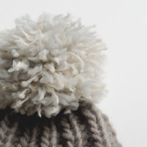 Plump Pompom 大きなポンポンのニット帽 シフォン（チャコールグレー  